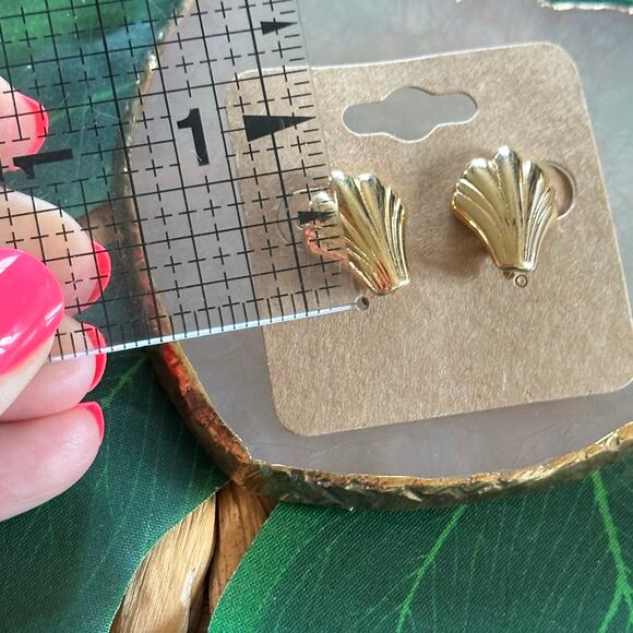 BOGO FREE GOLDEN STATEMENT SHELL STUD EARRINGS - Picture 4 of 5